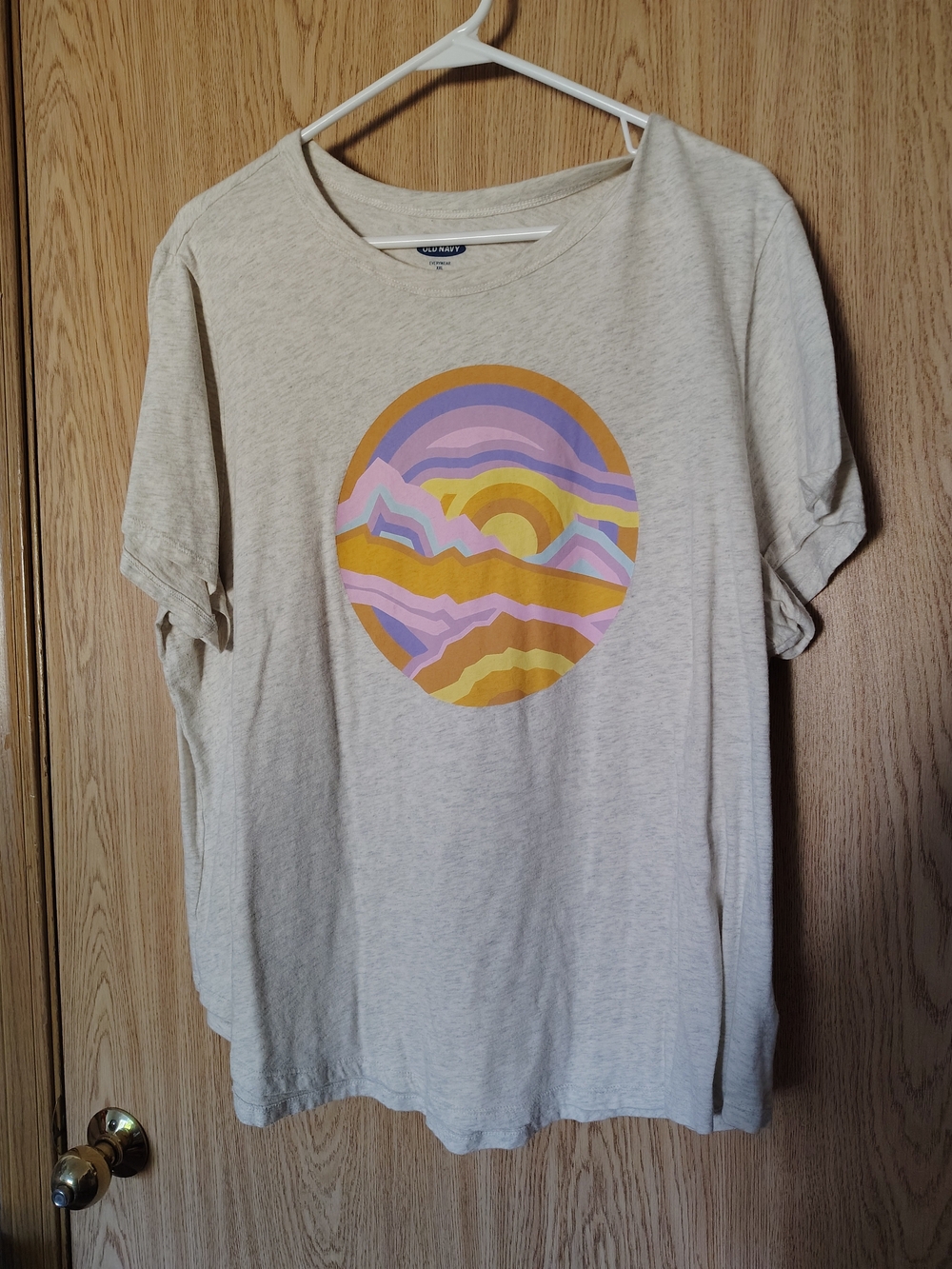 XXL Old Navy Cream Graphic Tee with Sunset Circle Print